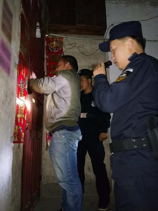 安徽粗心妈妈误将幼女锁家中 